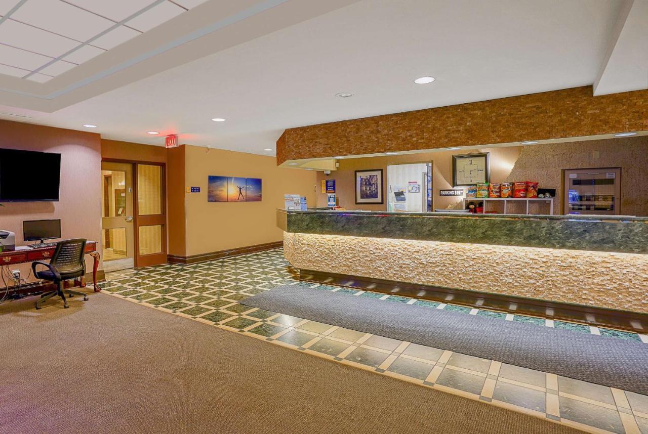 Days By Wyndham Lundys Lane Hotel